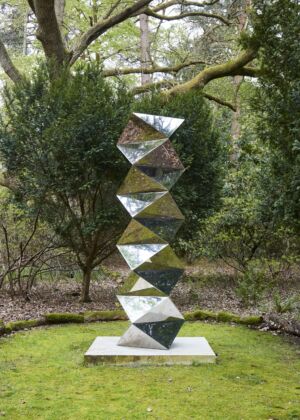 Apsara Studio - Contemporary Sculpture Fulmer: 'One foot in the sky'